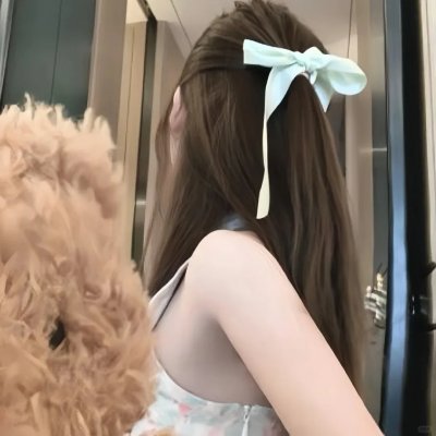 女孩向前走